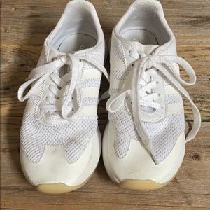 White Adidas sneakers 7.5